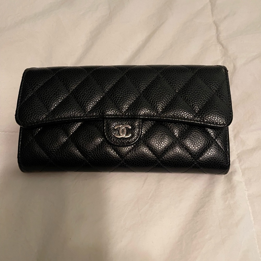 Chanel caviar wallet excellent condition